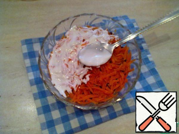 3. Layer of carrots, smear with sour cream.