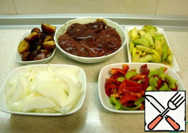 Cleanse the liver of all excess.
Cut the onion into half rings or feathers.
Peel the plums from the seeds, cut the apples into slices, and the bell pepper into strips.