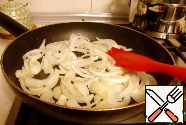 In a frying pan, pour oil, heat and lightly fry the onion.