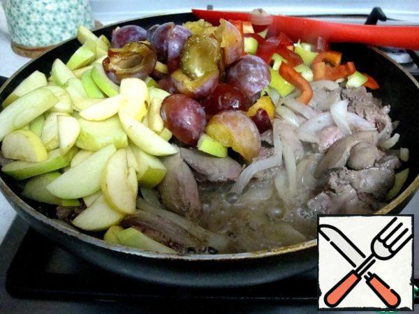 Add the prepared vegetables and fruits to the liver with onions.
Mix it.
