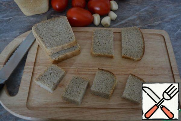 Cut the bread into slices, then each slice in half, and then another half to each turned 4 pieces. So cut the desired amount of bread.