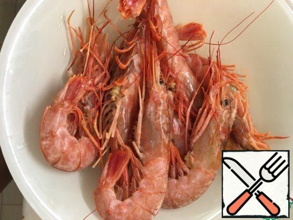 Defrost the shrimp in advance, if you can not do it in advance, you can do it quickly in the microwave.