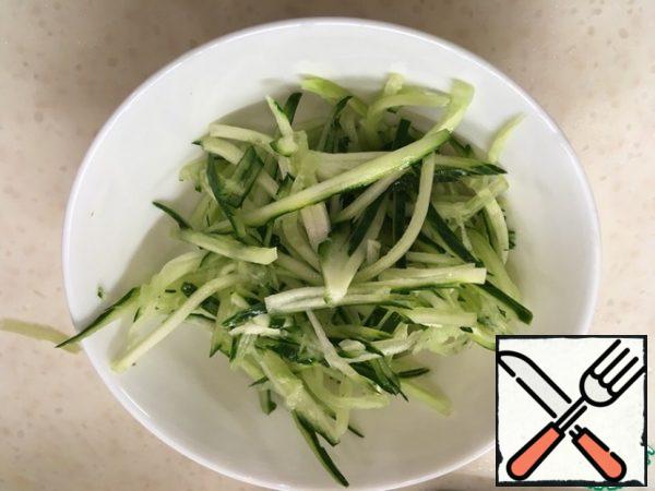 While the shrimp is being fried, wash and RUB the cucumber on a coarse grater or grater-straw. This time I got a cucumber with rough skin and I caught myself thinking that it would be better to clean it, so as not to spoil the delicate taste of the soup.