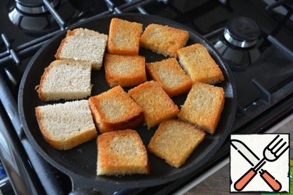 Then the bread is fried on both sides in a frying pan with a little oil until Golden brown.
