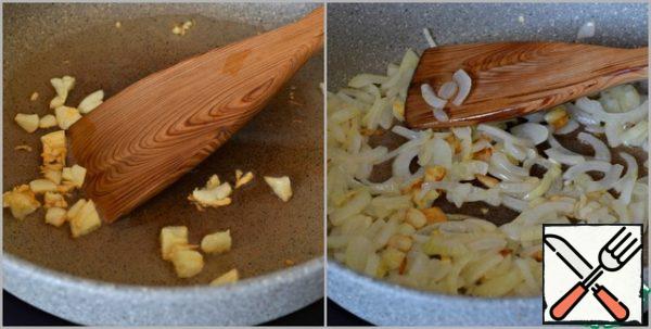 Chop the garlic coarsely and fry in well-heated vegetable oil until golden brown, for a minute, no more.
Put the onion cut into half rings in a frying pan with garlic and fry everything together, stirring constantly, for 3-4 minutes. The fire is active.