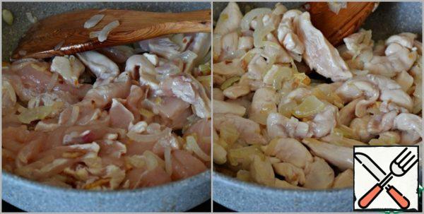 Add to the pan chopped not very small strips of chicken.
Fry, stirring constantly, until the fillets until the meat birds are white.