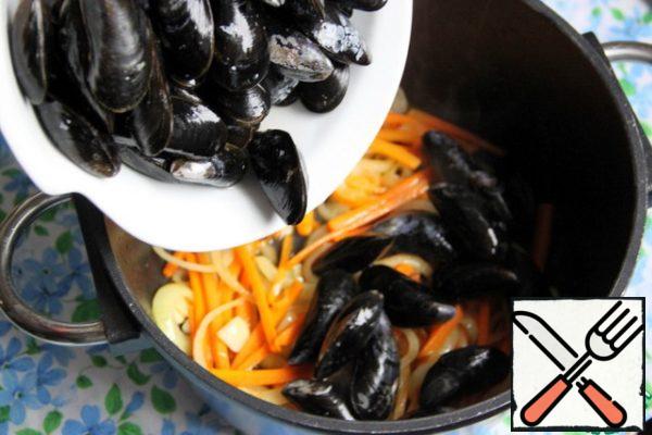 Preheat a deep fryer (pot) with olive oil, fry the onion and garlic until a light "Golden", add the carrots, a little fry together. Add mussels and let them simmer 5 min.