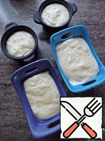 Spread the dough into small ceramic forms.