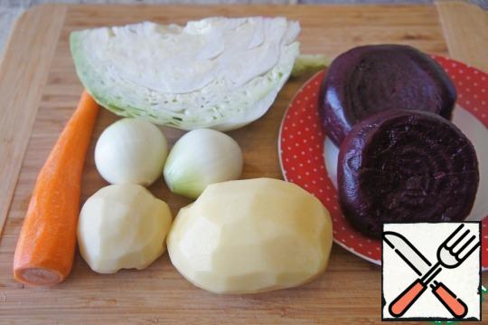 Prepare the vegetables, wash them and peel. Boil 2 medium beets and cut into large cubes.
