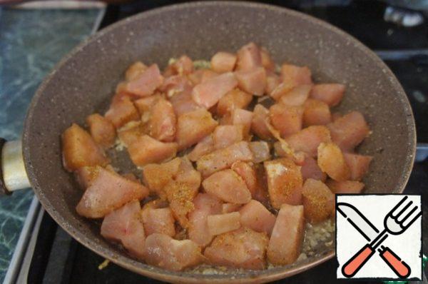 After that, add chicken fillet cut into small cubes to the pan. Fry the chicken fillet over high heat for 4-5 minutes, stirring to make the meat a little white, but not browned.
