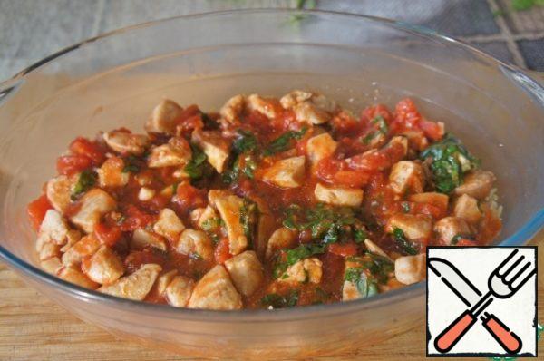 Then put the previously cooked chicken fillet in the tomato sauce.
