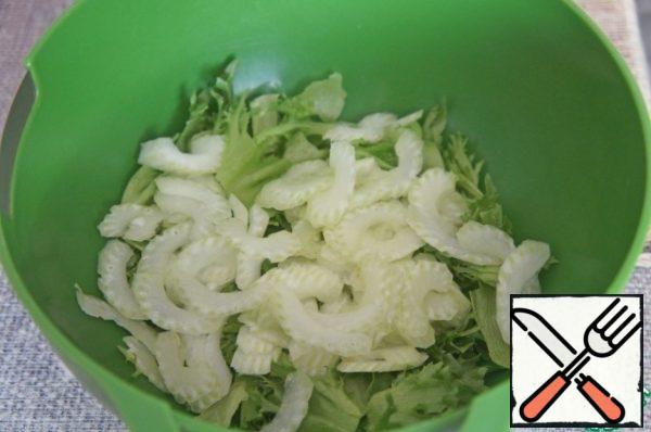 Cut the vegetables into thin slices. Consistently add celery to the bowl.
