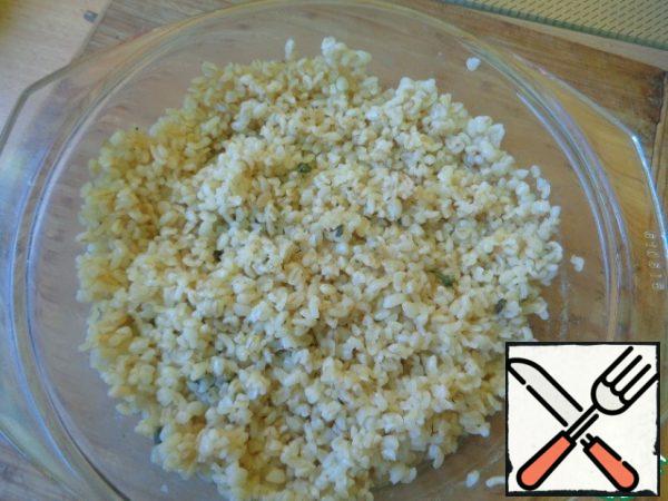 Boil bulgur: pour the grits with water, add seasoning and cook for 15 minutes.