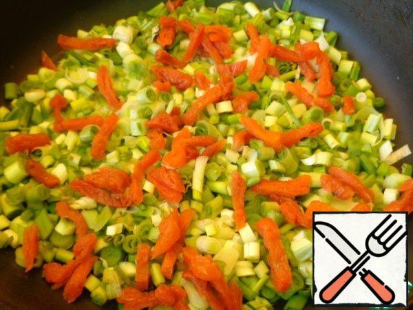 Drain the liquid from the beans. Dried apricots cut into strips, green onions-rings. Heat the butter, fry the green onions for 2 minutes, add the dried apricots.
