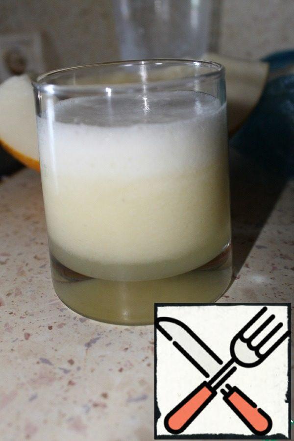 The resulting puree pour into glasses, add soda water and can be served!