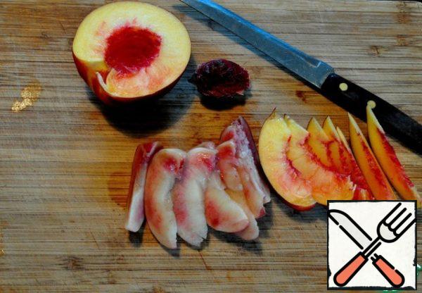 Remove the stone from the peach and nectarine. Cut into slices 4-5 mm thick.
