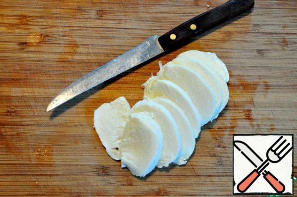 Mozzarella cut into slices with a thickness of 5 mm.