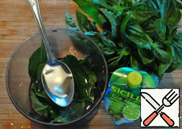 In the presence of a blender, the preparation of the sauce boils down to the fact that all components ( Basil leaves, lemon juice, spices) are immersed in a blender bowl, poured with oil and whipped for 1-2 minutes.