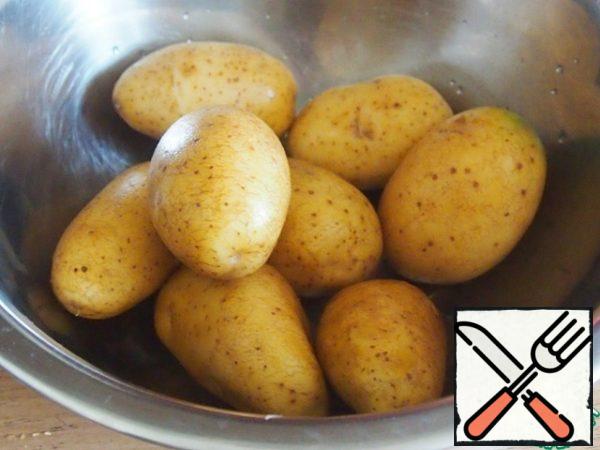 Wash potatoes with skin thoroughly with a brush. 7-8 potatoes of medium size, it is desirable to use potatoes of an oblong shape.