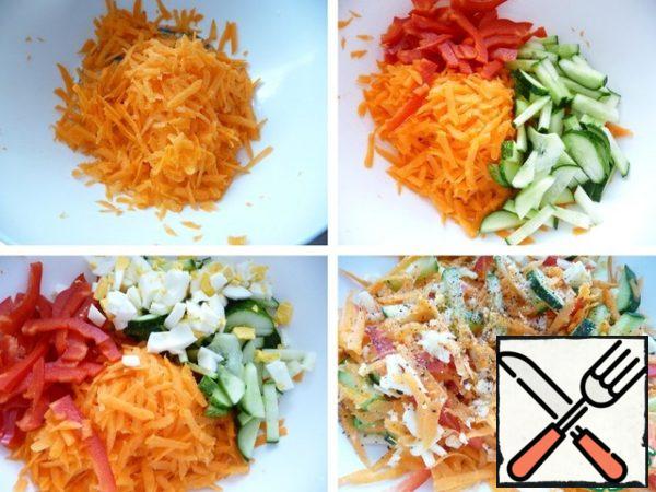 Wash, peel and grate the carrots on a coarse grater.
Cut the cucumber into cubes.
Wash the sweet pepper, remove the stalk, remove the seeds and cut into thin strips.
Boil the egg hard-boiled, cool in cold water, peel and chop.
Grate the cheese.
Add salt, red and black freshly ground pepper.