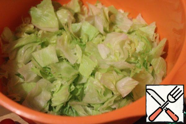 Chop the lettuce leaves coarsely.
For dressing, mix garlic (finely chopped), olive oil, vinegar and Dijon mustard.