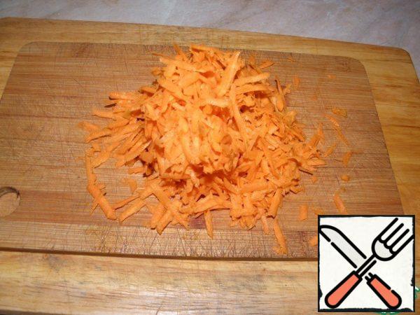 Grate the carrots on a coarse grater.
