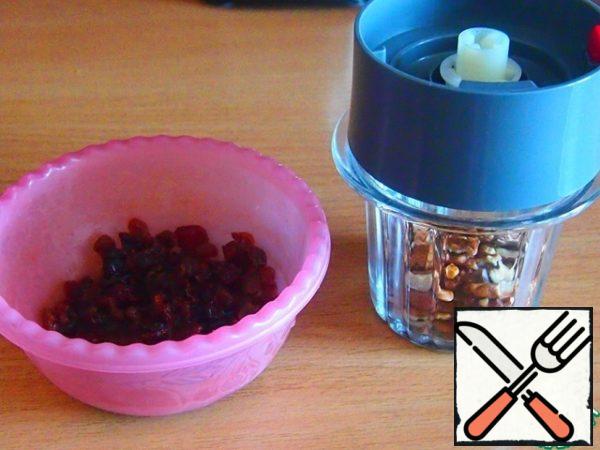 Cranberries or raisins rinsed in hot water. Pour one tablespoon of rum or cognac (optional). Grind the nuts coarsely.