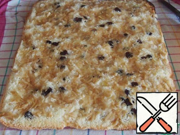 Place the baking sheet in a hot oven and bake for 20-25 minutes. Turn the finished cake onto a slightly damp towel with the paper up. Moisten your hands a couple of times and swipe over the paper, carefully so as not to get burned. Then carefully remove the paper.

