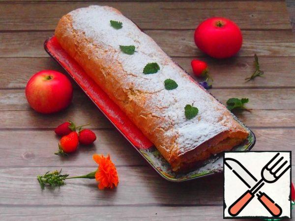 The cake is completely cool, sprinkle with powdered sugar, garnish with mint leaves and can be served. The roll is done very quickly, the taste is excellent. This soft and fluffy loaf will win your heart.