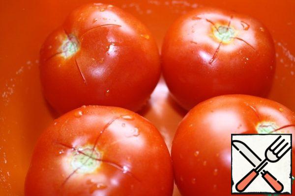 Cut tomatoes and pour hot water.
Peel and cut into small pieces.
