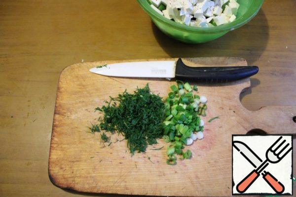 Wash and dry the green onions and dill. Chop.
