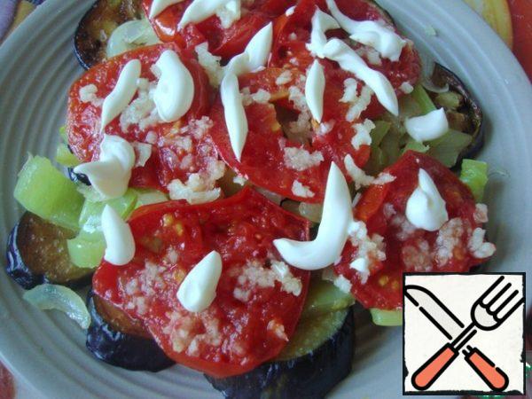 Then tomatoes, cut into slices and fry. Carefully transfer them to the plate with the third layer, squeeze garlic on them and lubricate with mayonnaise.