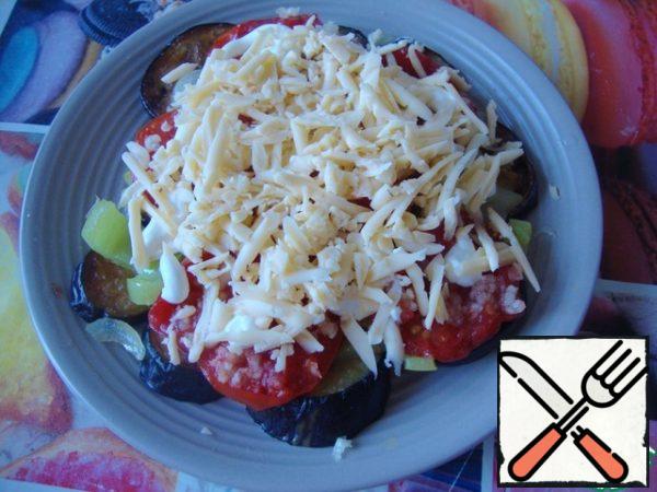 Sprinkle grated cheese on top and put it in the microwave for 1.5-2 minutes so that the cheese melts.
