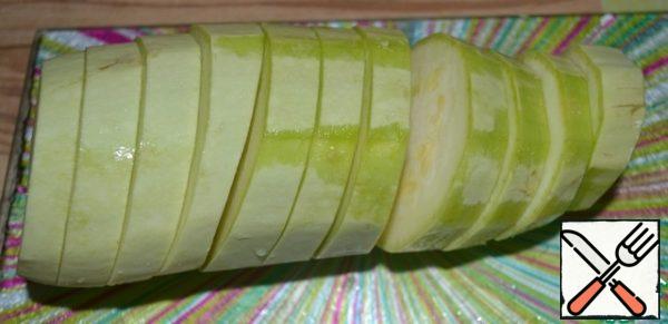 Zucchini cut into circles 1 cm thick.