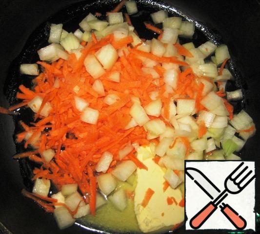 Cut onions, grate carrots. Fry over medium heat on a mixture of vegetable oil and butter.