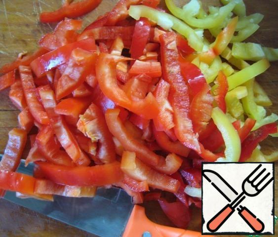 Cut the sweet pepper. Add to the onions and carrots, fry all together, stirring until soft pepper.