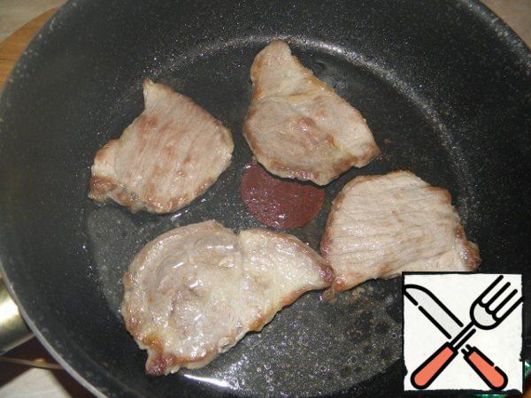 Cover the pan with a lid, make a minimum heat and simmer on low heat for 15 minutes.
