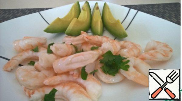 Serve garnished with chopped parsley. You can serve avocado as a side dish.
