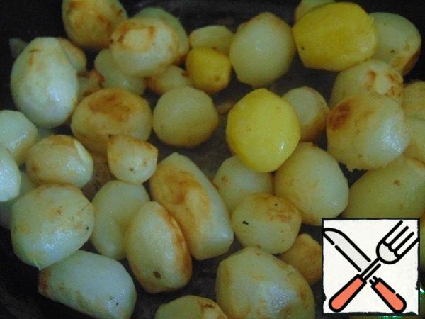Preheat the oven to 190C, peel the potatoes and fry them until golden brown, until the oven heats up.
