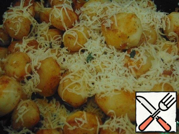To turn off the stove. Sprinkle with grated cheese and put in the oven to bake for 15 minutes.
