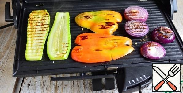 Cut vegetables and fry on the grill. I used an electric grill, of course you can fry in nature.