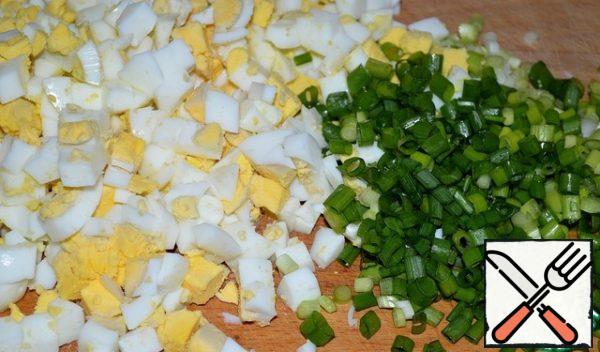 Cut the eggs into cubes, finely chop the onion.
