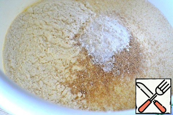 Everything is prepared quickly, in my opinion, faster than ordinary pancakes!
So, you need to mix all the dry ingredients - flour, semolina, sugar, salt, yeast and baking powder.