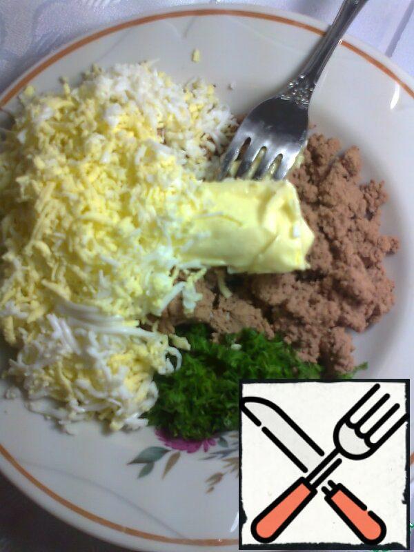 You can mash the liver with a fork, I crushed it in a blender.
Grate the egg on a fine grater, finely chop the greens. Add the softened butter, mayonnaise and mix well. Try to add salt, if necessary, add salt and pepper.
