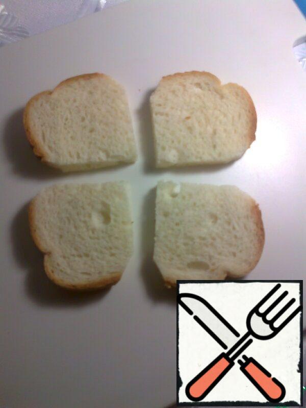 Cut the bread like this. Slices of bread can be dried a little in a dry frying pan and grated with garlic (depends on what the top will be).
