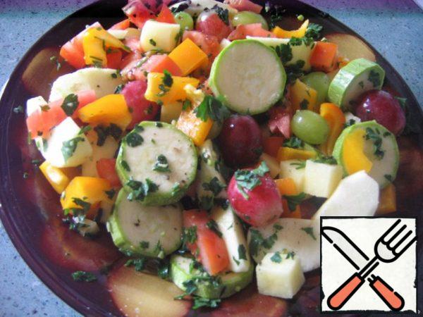 Chop the greens, mix all the ingredients, season with salt and pepper.
