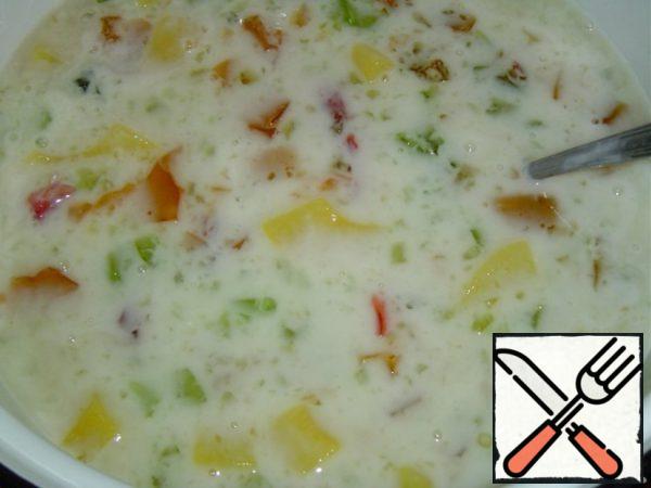And gelatin with peach juice, which should be dissolved in a water bath. And mix everything up.
