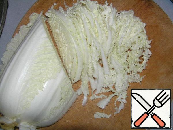 Head Chinese cabbage cut lengthwise, cut each of the halves along.
