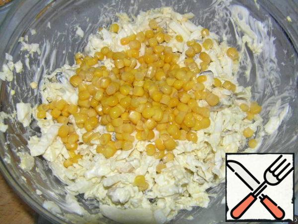 Add corn. Pour mayonnaise (you can replace low-fat sour cream with mustard).
Stir.
Serve with black bread on their own.