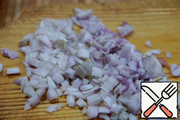 Cut the onion into cubes.
